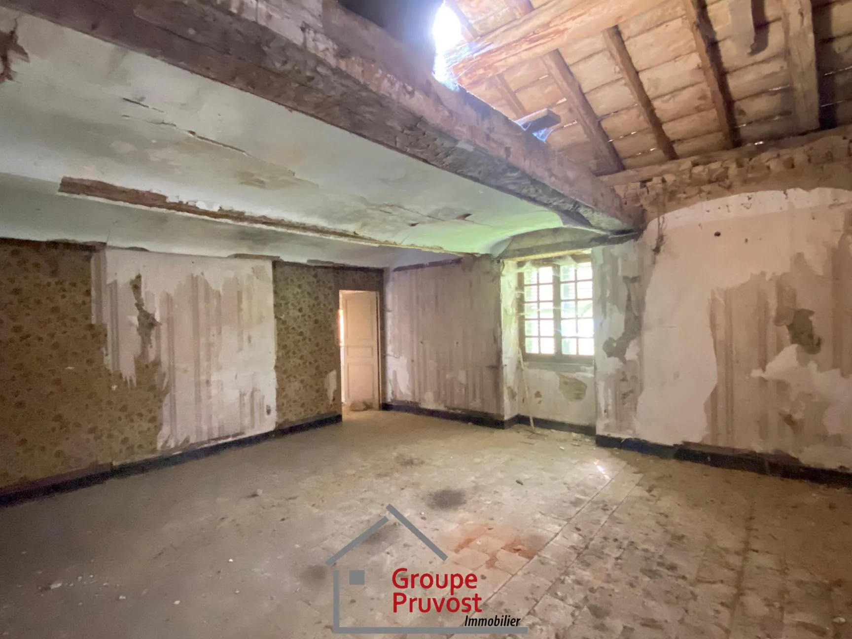 Belle propriété ancienne à Bourgvilain avec dépendances et terrain de plus d'un hectare 