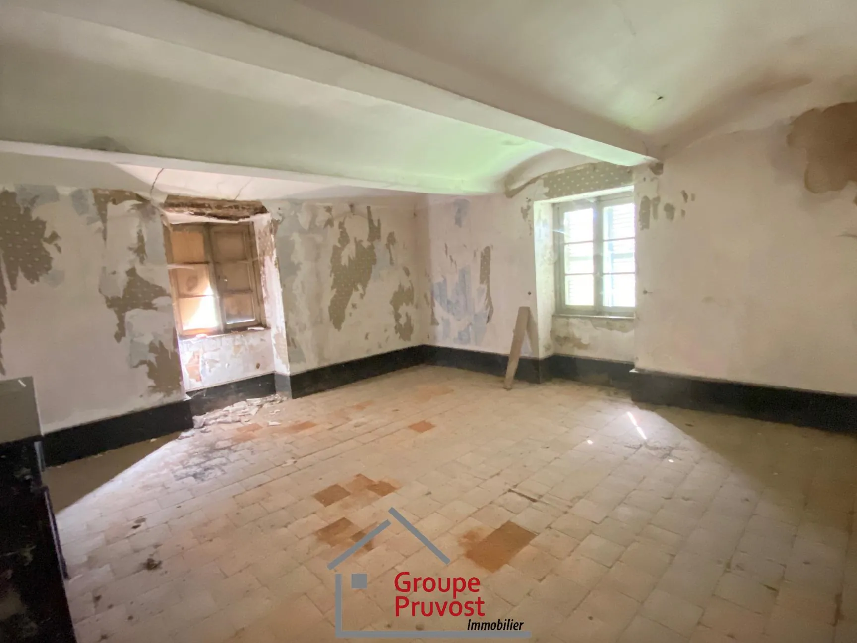Belle propriété ancienne à Bourgvilain avec dépendances et terrain de plus d'un hectare 