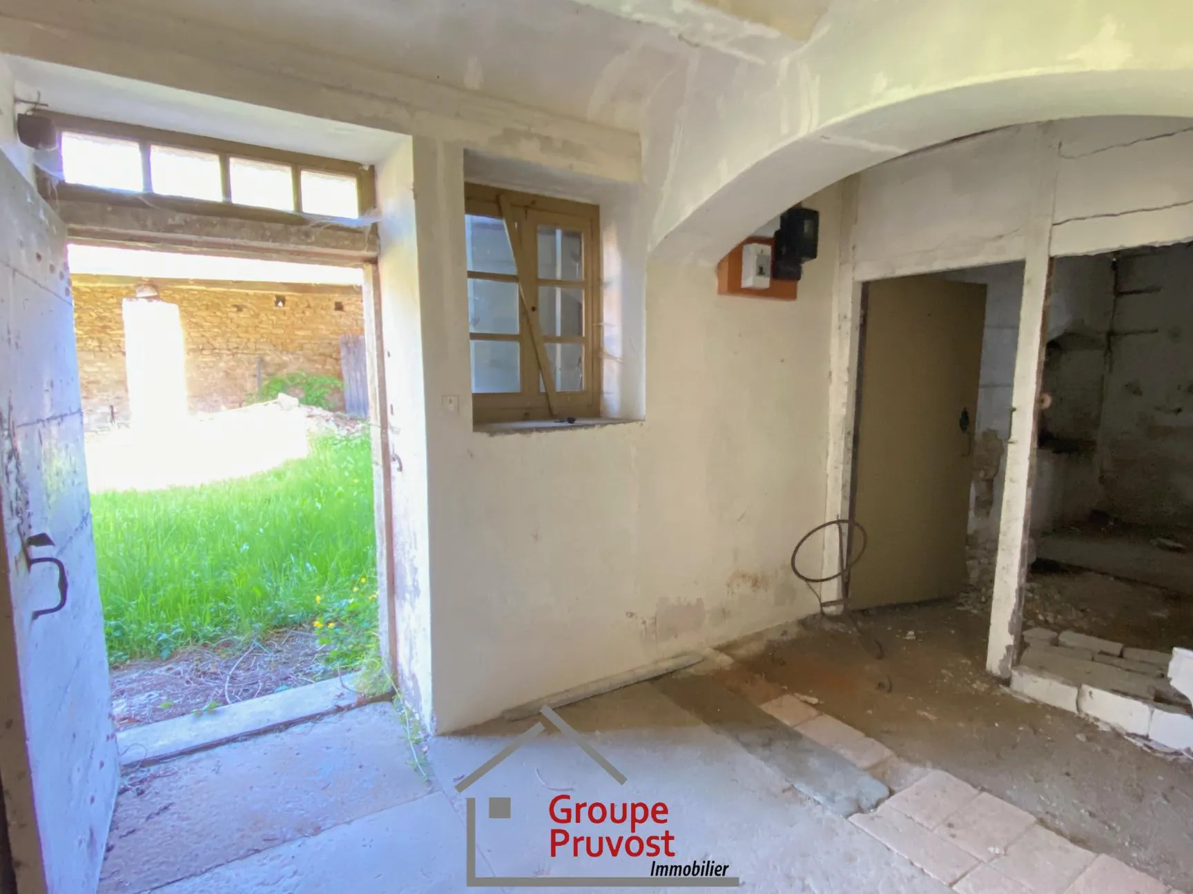 Belle propriété ancienne à Bourgvilain avec dépendances et terrain de plus d'un hectare 