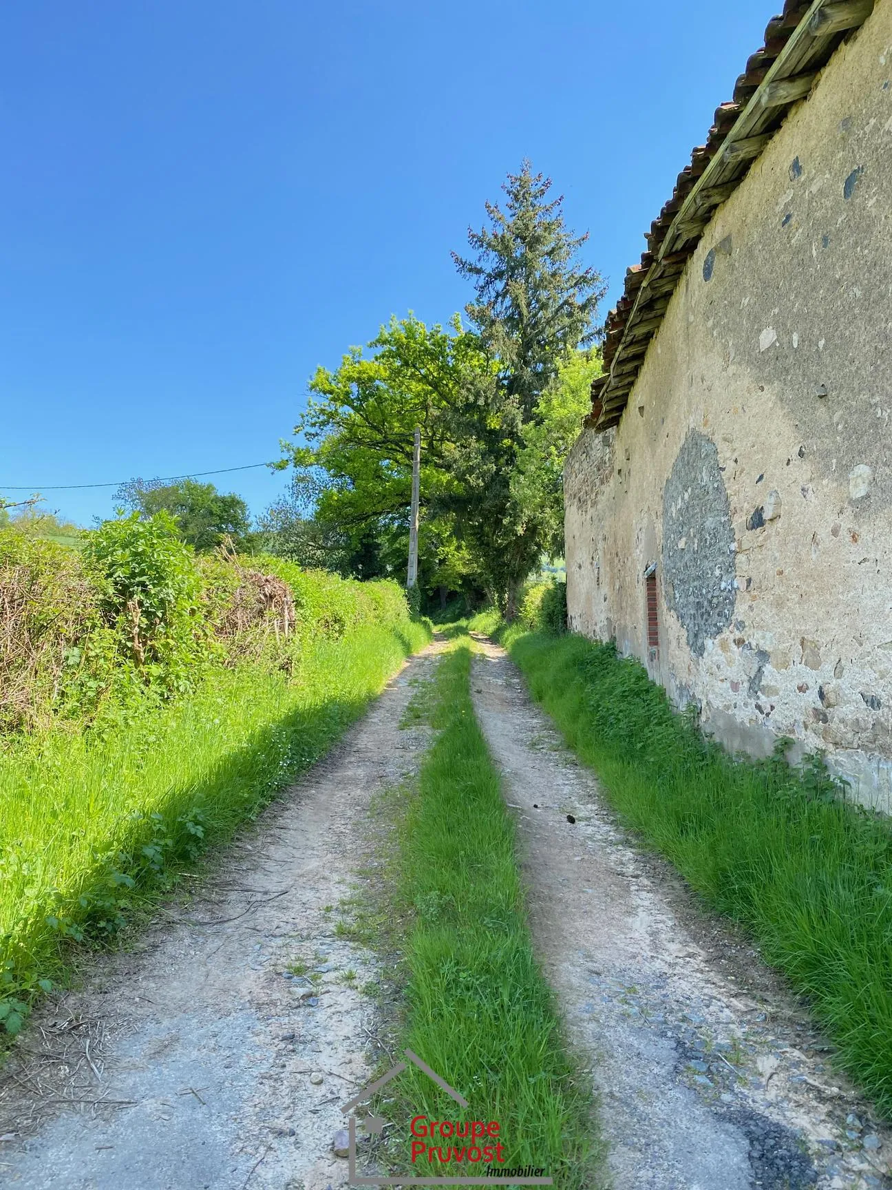 Belle propriété ancienne à Bourgvilain avec dépendances et terrain de plus d'un hectare 