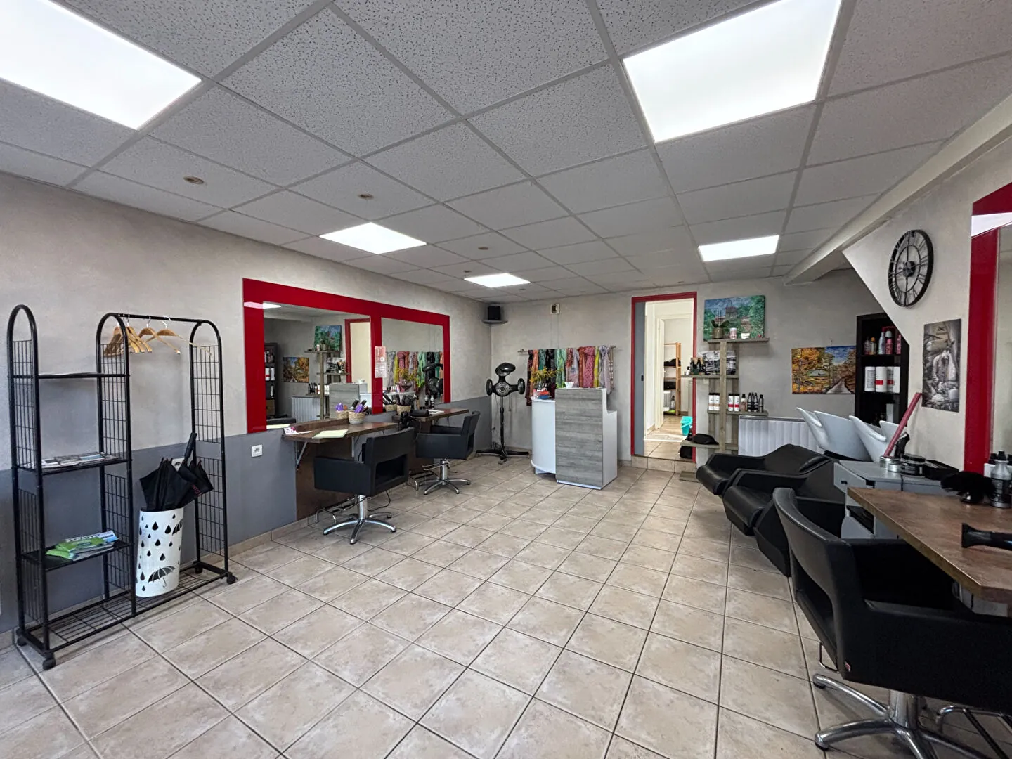 Fonds de commerce pour coiffure à Chevrieres avec matériel inclus et stationnement facile 