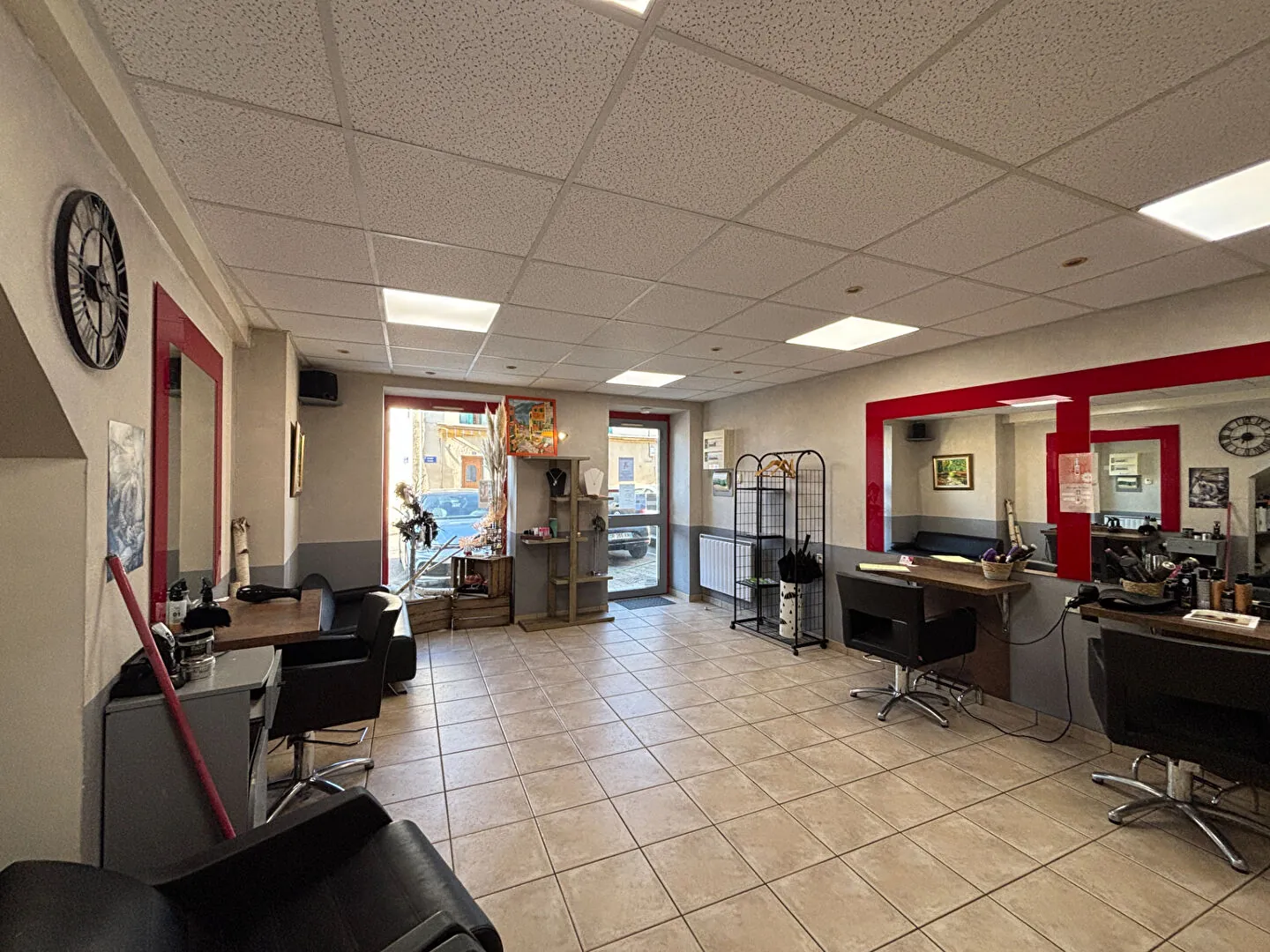 Fonds de commerce pour coiffure à Chevrieres avec matériel inclus et stationnement facile 