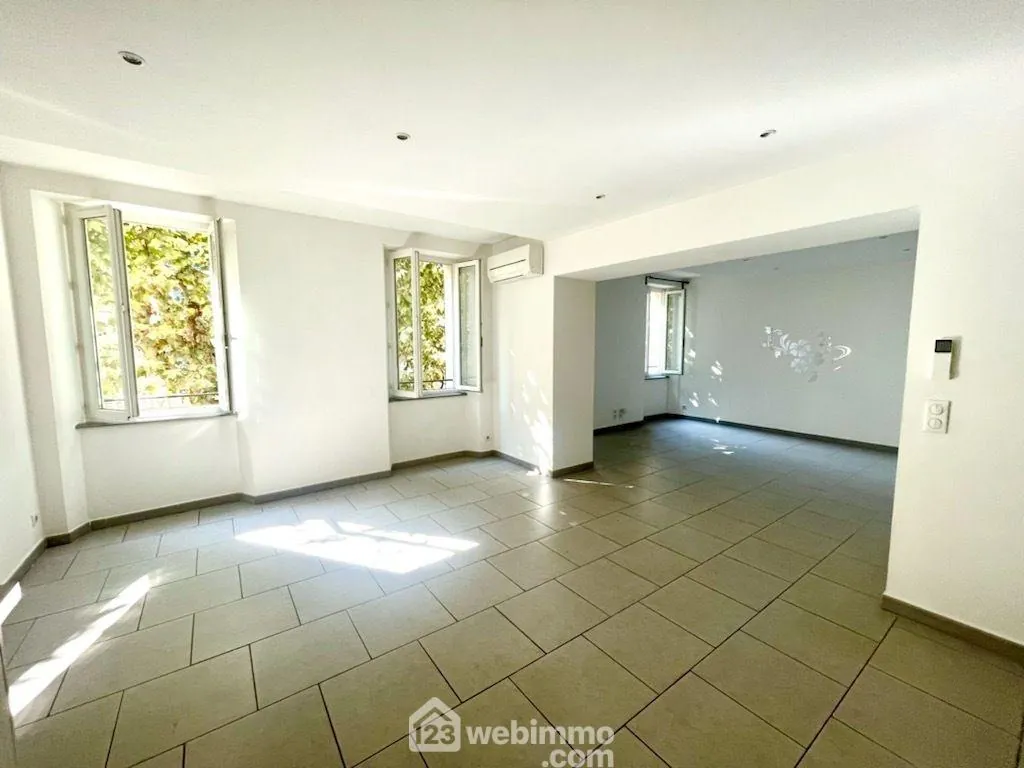 Bel appartement de 75m² à vendre à Le Plan de la Tour, entièrement rénové et calme 