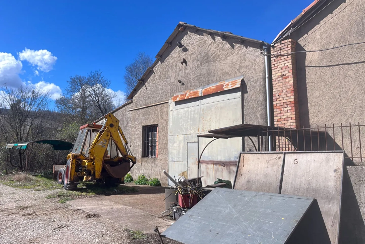 Entrepôt ou local industriel de 220m² à Saignon avec parking et climatisation 