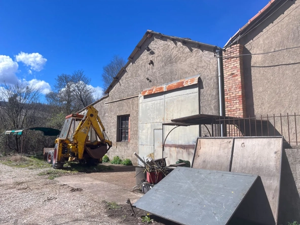 Entrepôt ou local industriel de 220m² à Saignon avec parking et climatisation