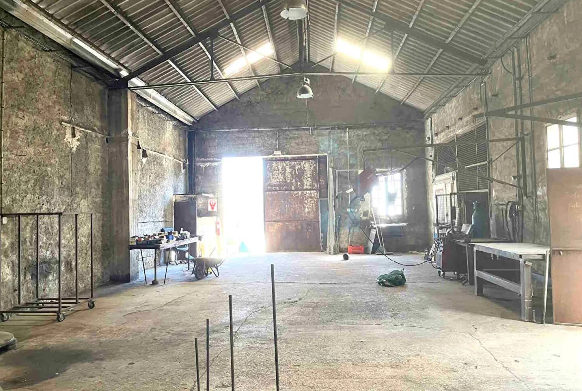 Entrepôt ou local industriel de 220m² à Saignon avec parking et climatisation 