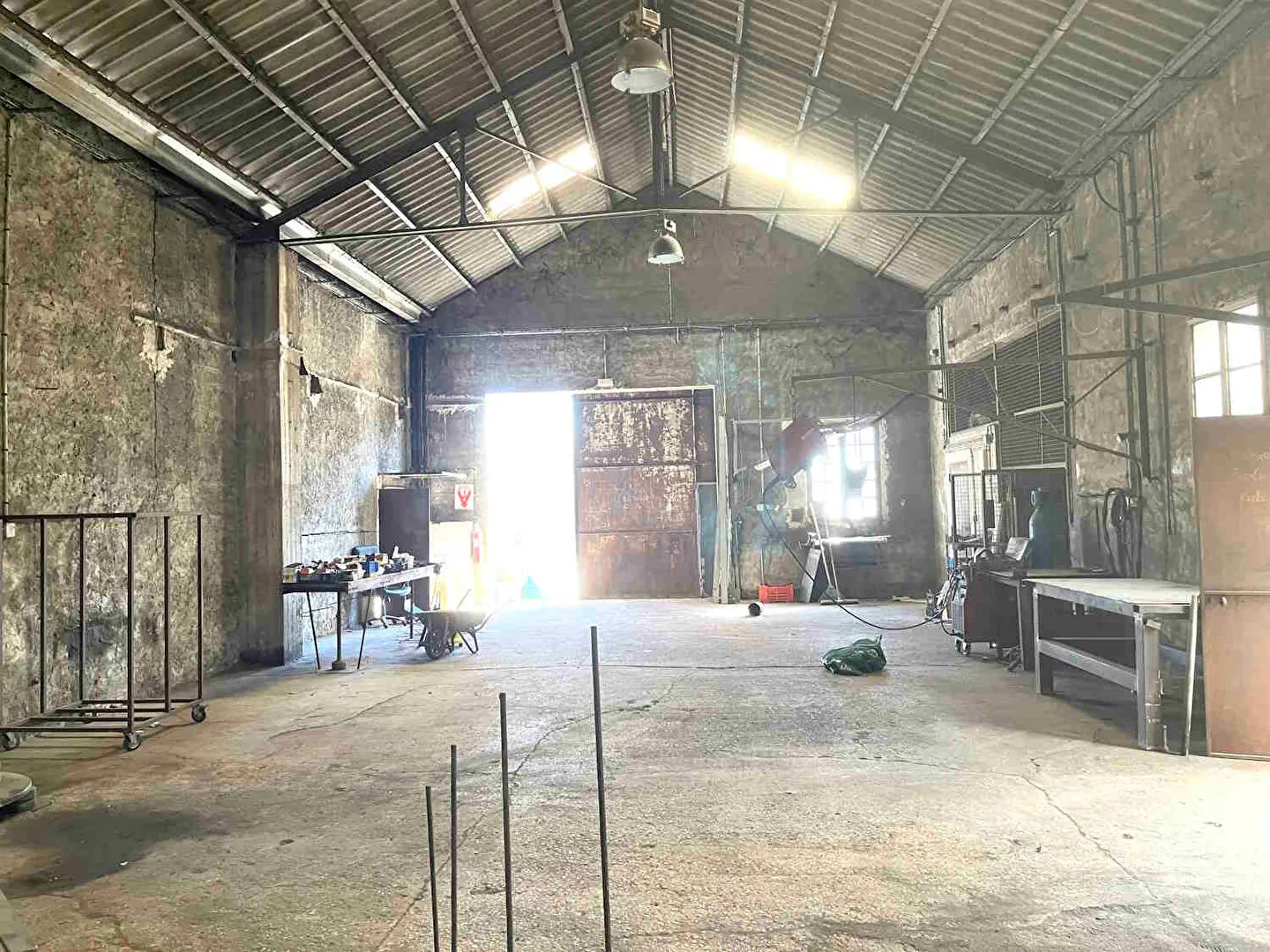 Entrepôt ou local industriel de 220m² à Saignon avec parking et climatisation 