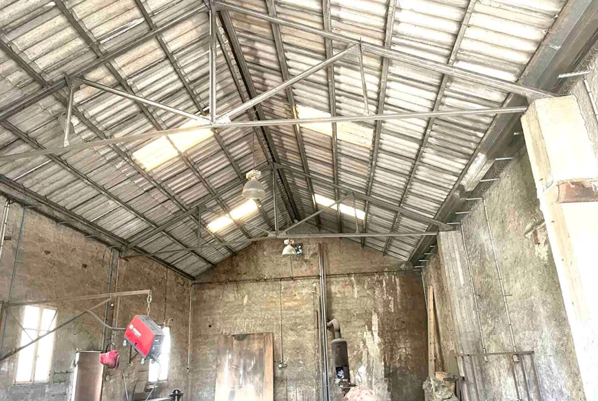 Entrepôt ou local industriel de 220m² à Saignon avec parking et climatisation 