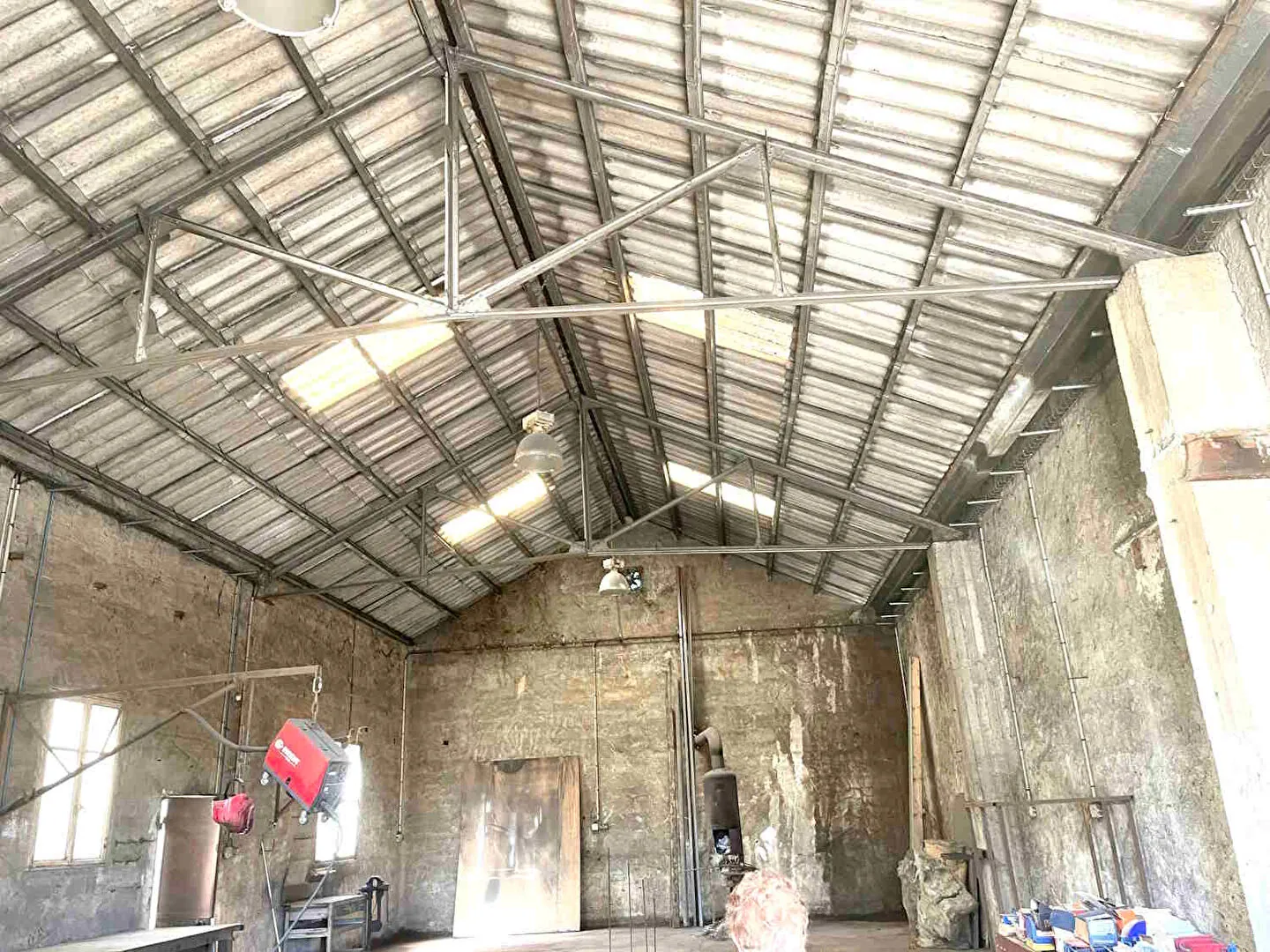 Entrepôt ou local industriel de 220m² à Saignon avec parking et climatisation 