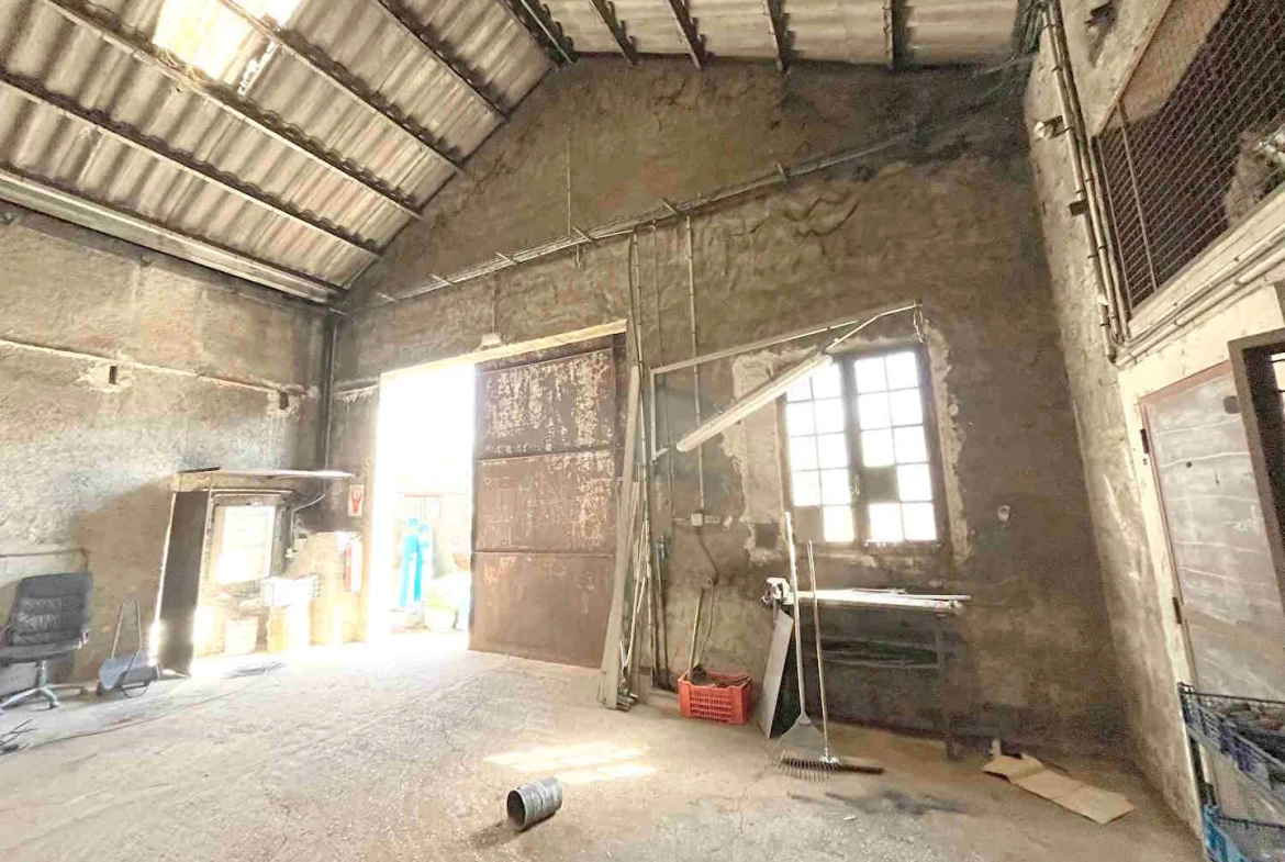 Entrepôt ou local industriel de 220m² à Saignon avec parking et climatisation 