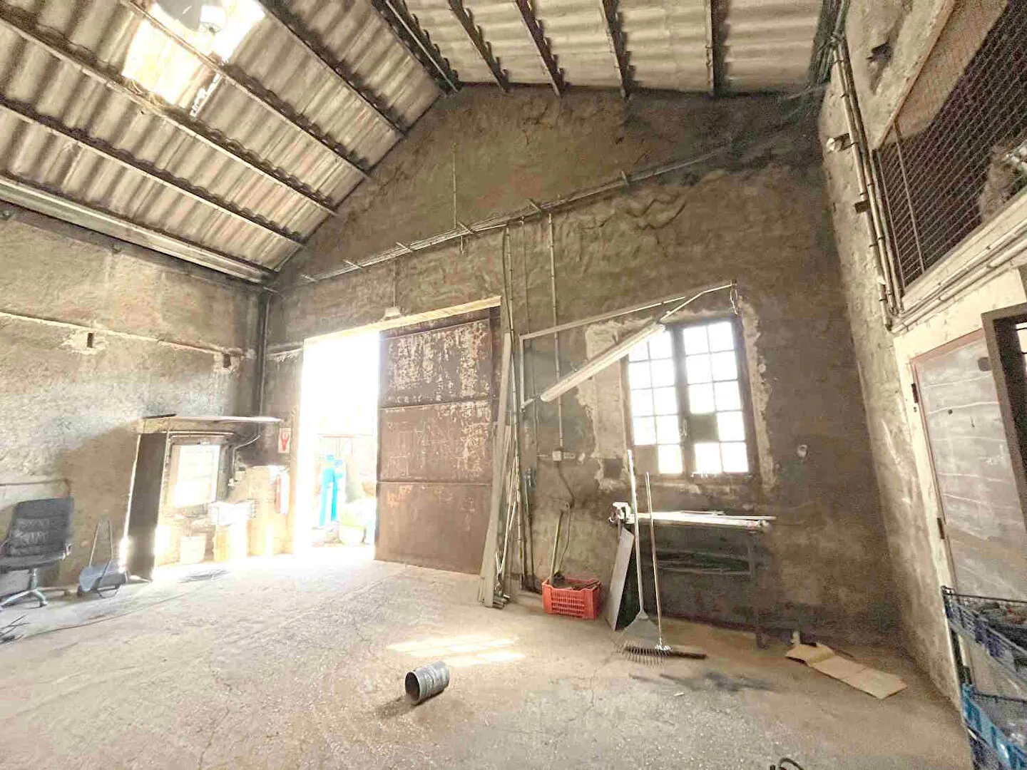 Entrepôt ou local industriel de 220m² à Saignon avec parking et climatisation 