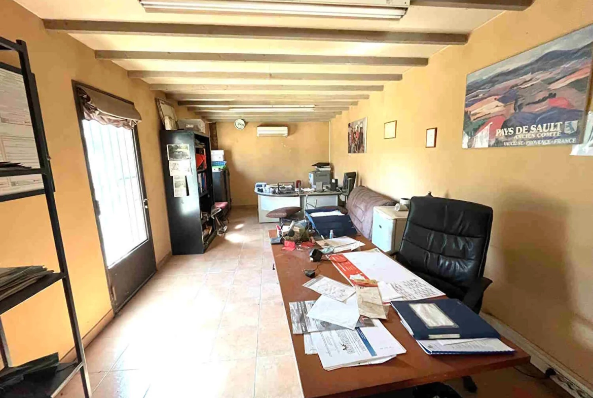 Entrepôt ou local industriel de 220m² à Saignon avec parking et climatisation 
