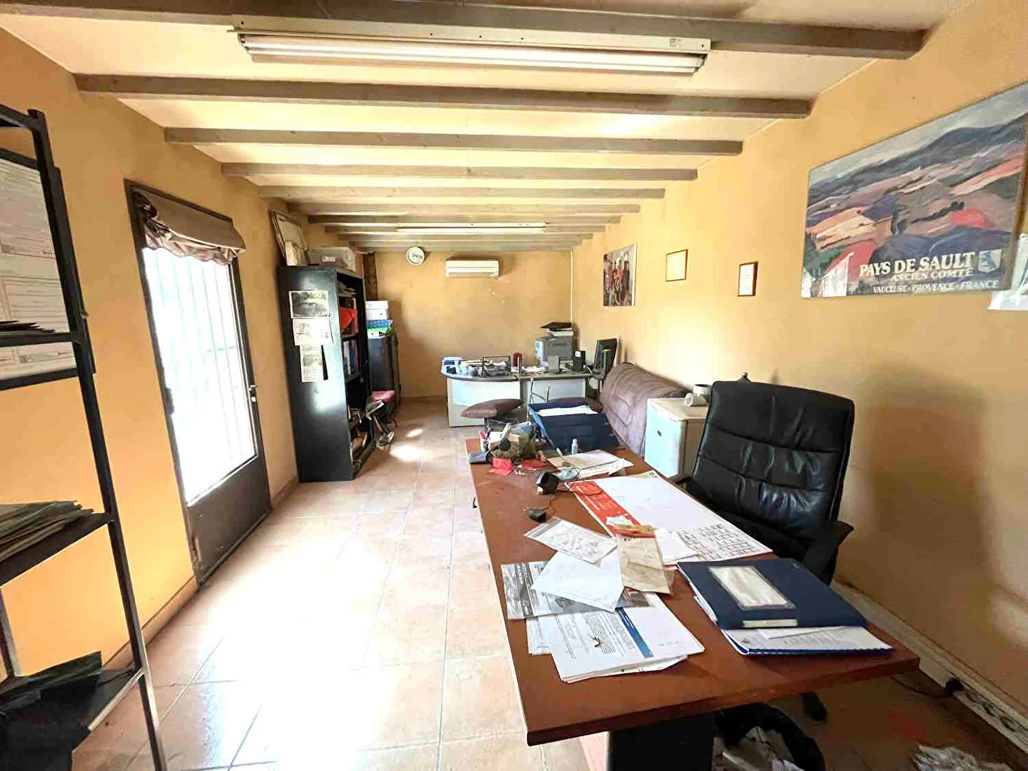 Entrepôt ou local industriel de 220m² à Saignon avec parking et climatisation 