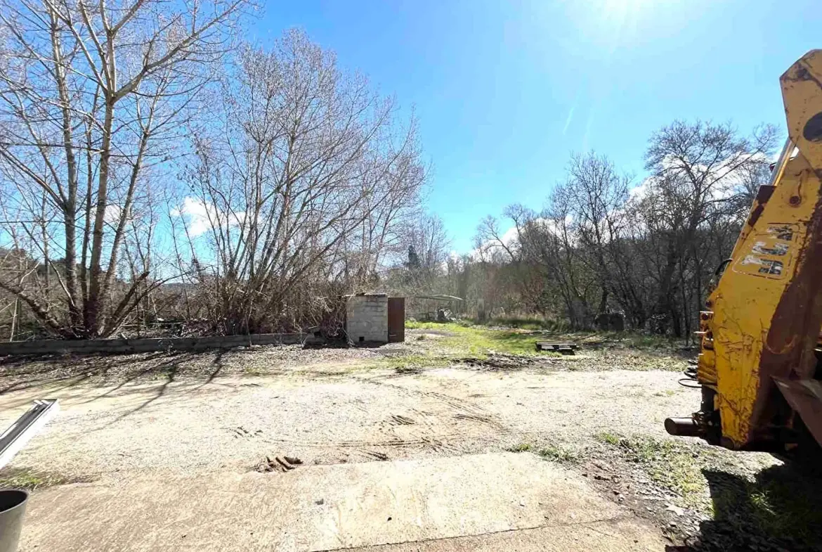 Entrepôt ou local industriel de 220m² à Saignon avec parking et climatisation 