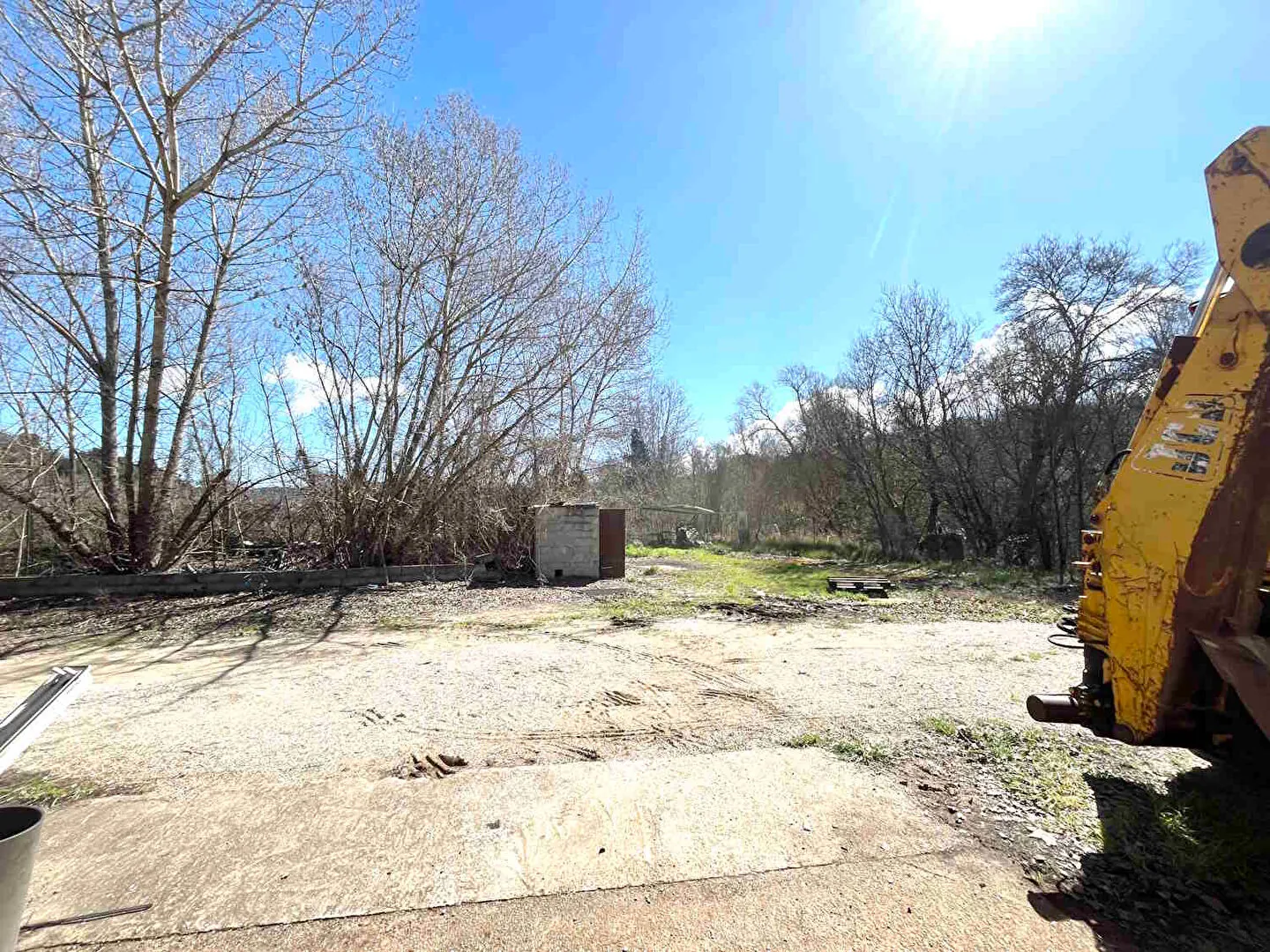 Entrepôt ou local industriel de 220m² à Saignon avec parking et climatisation 