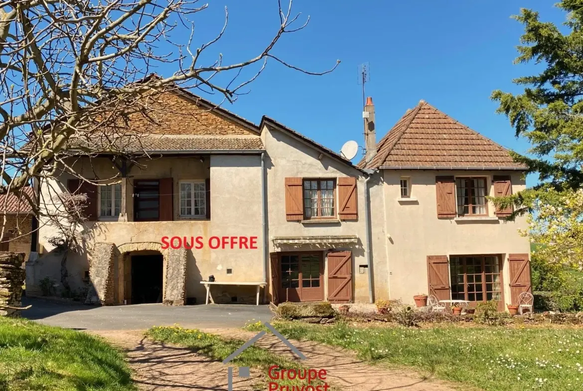 Ensemble immobilier à rénover à Cluny avec terrain arboré et vue dégagée 