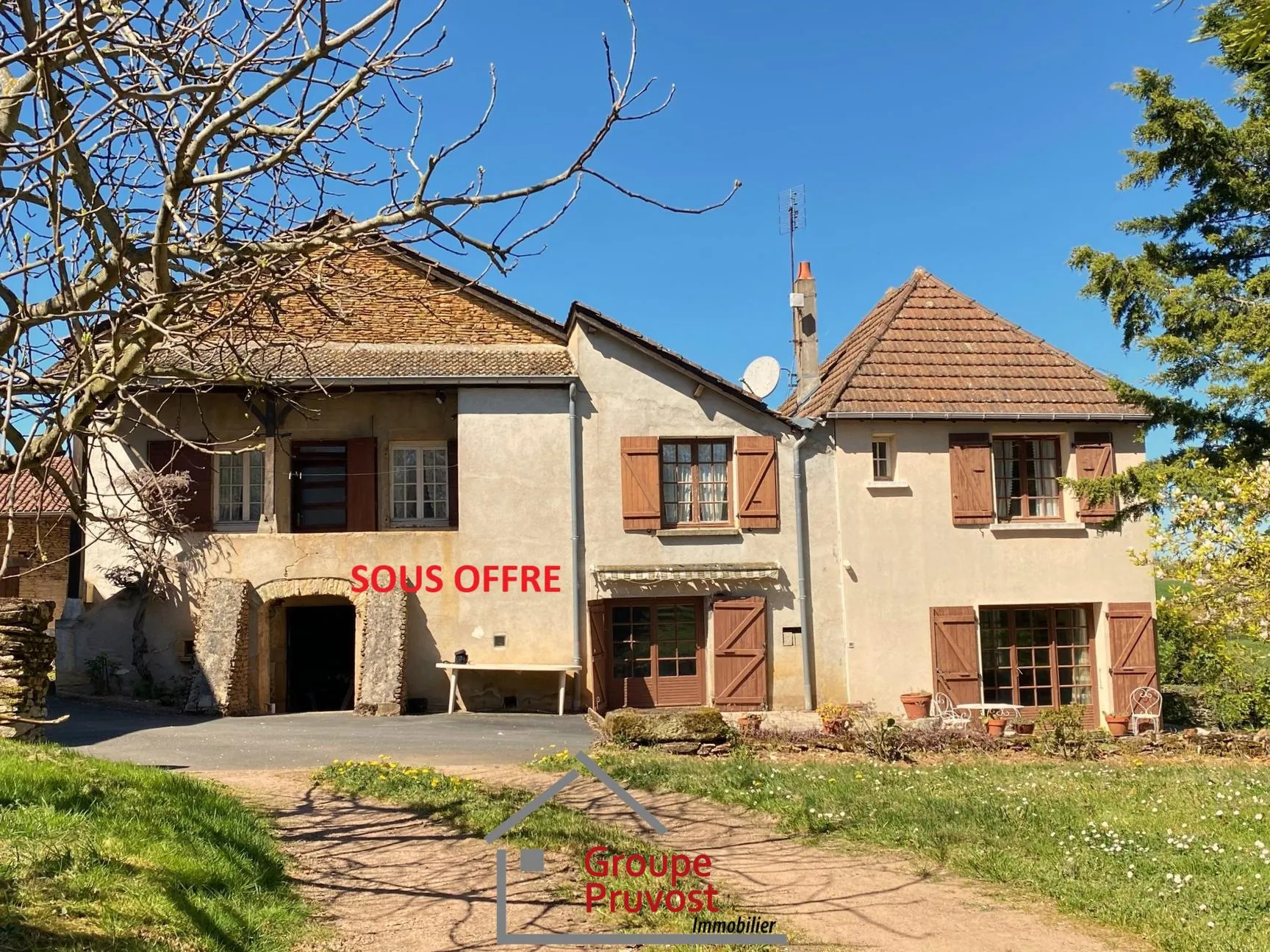 Ensemble immobilier à rénover à Cluny avec terrain arboré et vue dégagée 