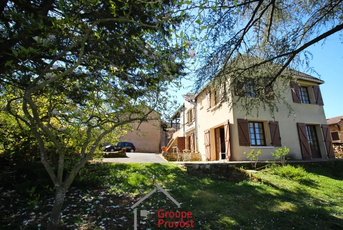 Ensemble immobilier à rénover à Cluny avec terrain arboré et vue dégagée 