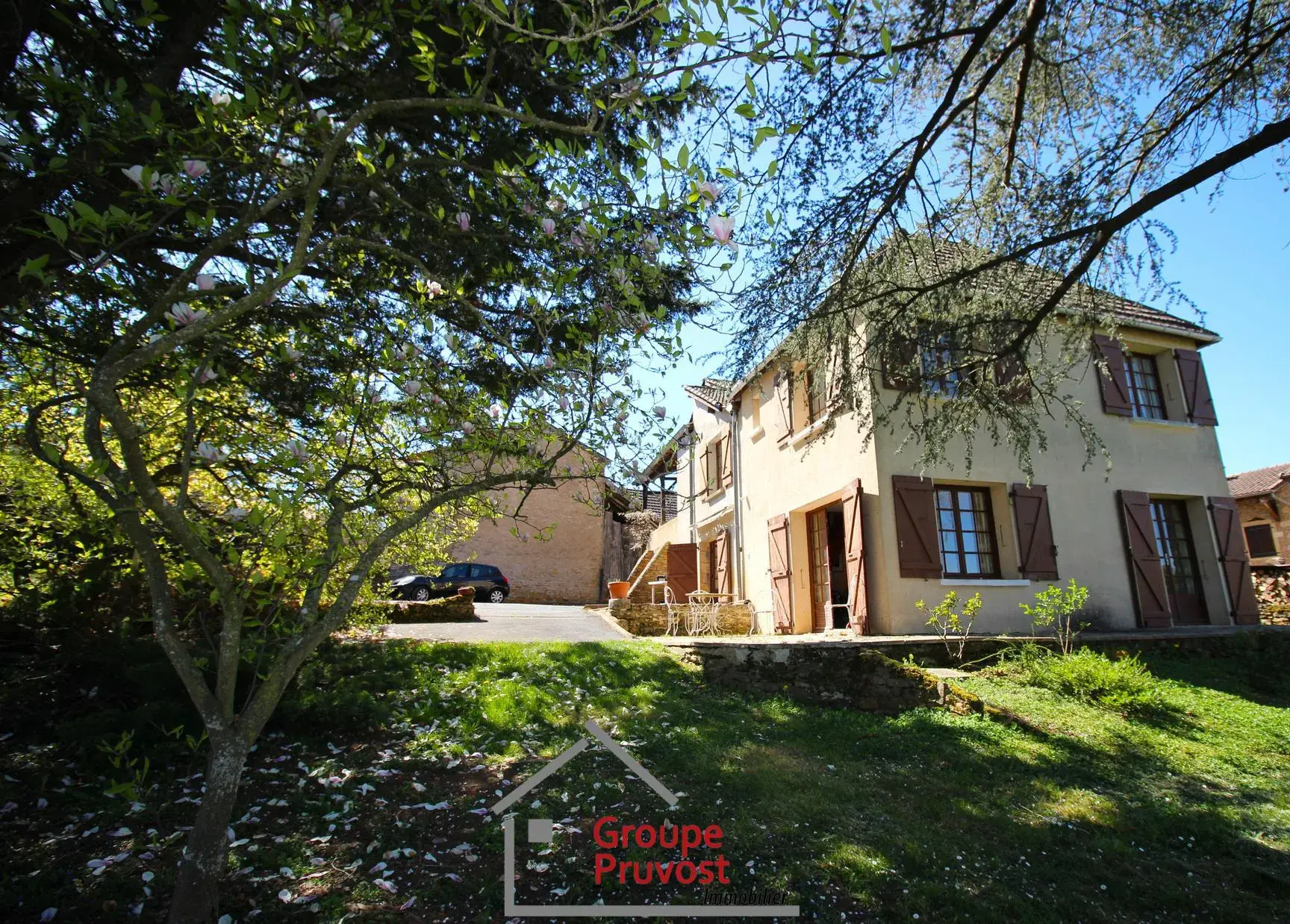 Ensemble immobilier à rénover à Cluny avec terrain arboré et vue dégagée 
