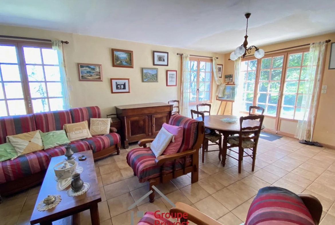 Ensemble immobilier à rénover à Cluny avec terrain arboré et vue dégagée 