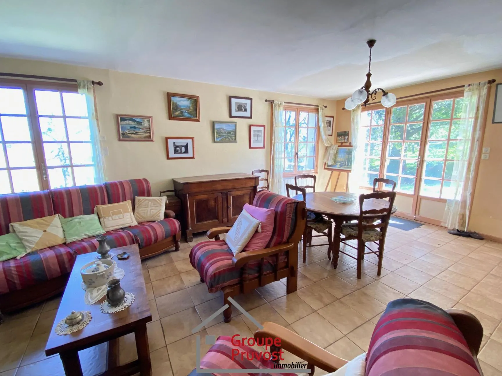 Ensemble immobilier à rénover à Cluny avec terrain arboré et vue dégagée 