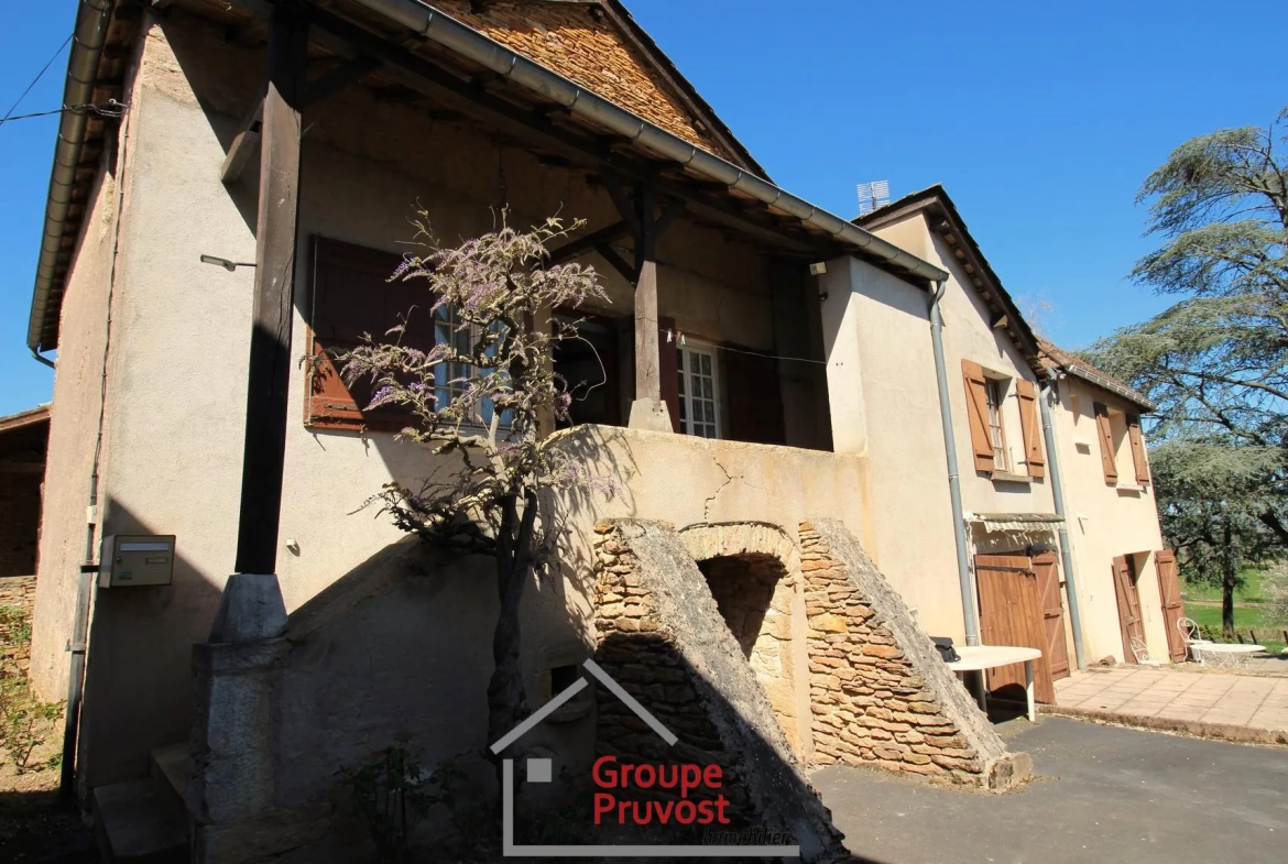 Ensemble immobilier à rénover à Cluny avec terrain arboré et vue dégagée 
