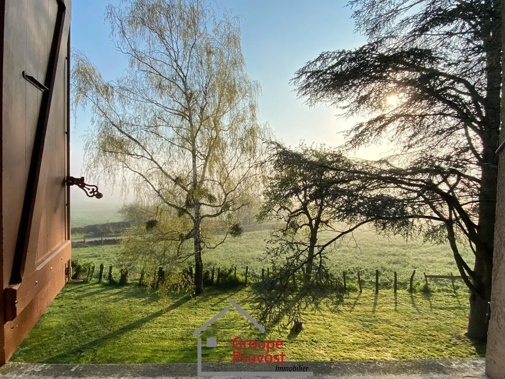 Ensemble immobilier à rénover à Cluny avec terrain arboré et vue dégagée 