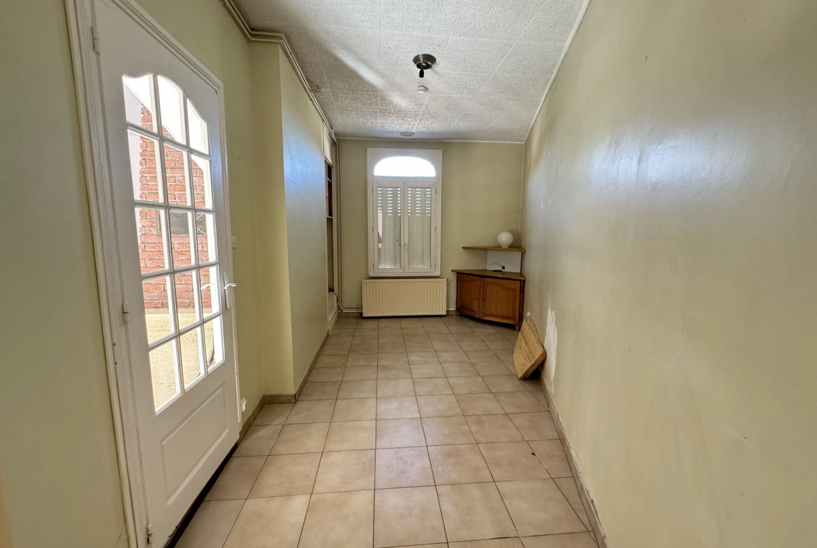 Maison de village à Moreuil avec jardin, dépendances et 3 chambres, proche d'Amiens 