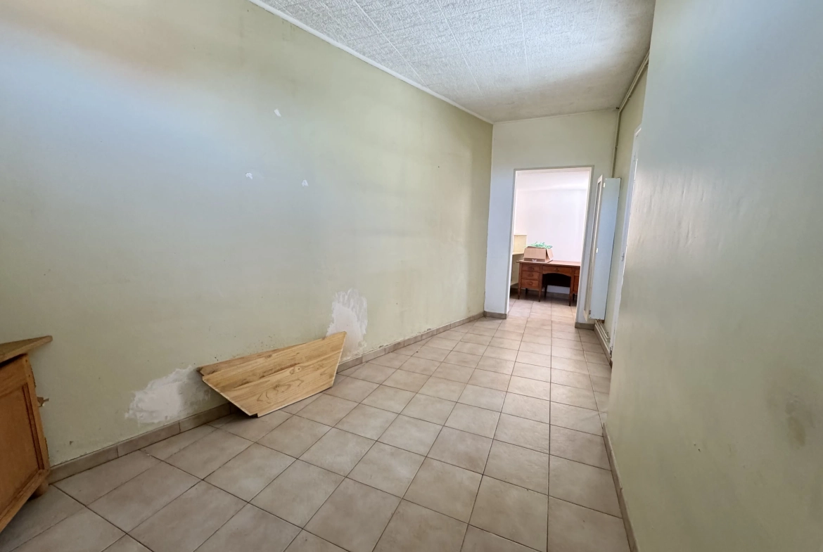 Maison de village à Moreuil avec jardin, dépendances et 3 chambres, proche d'Amiens 