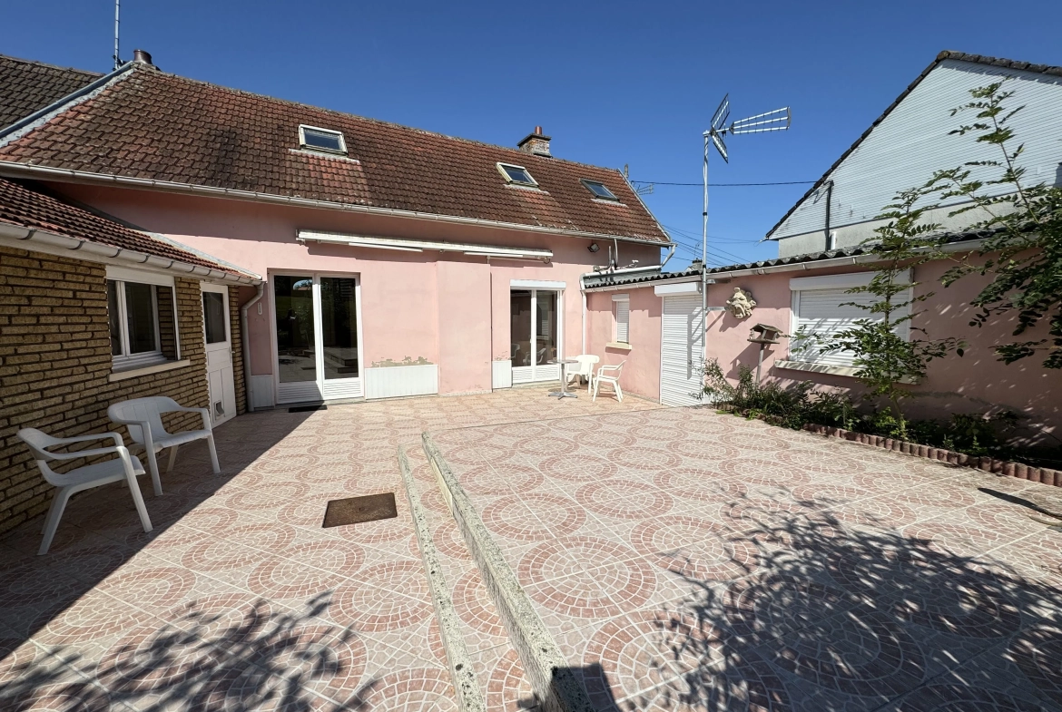 Maison de village à Moreuil avec jardin, dépendances et 3 chambres, proche d'Amiens 
