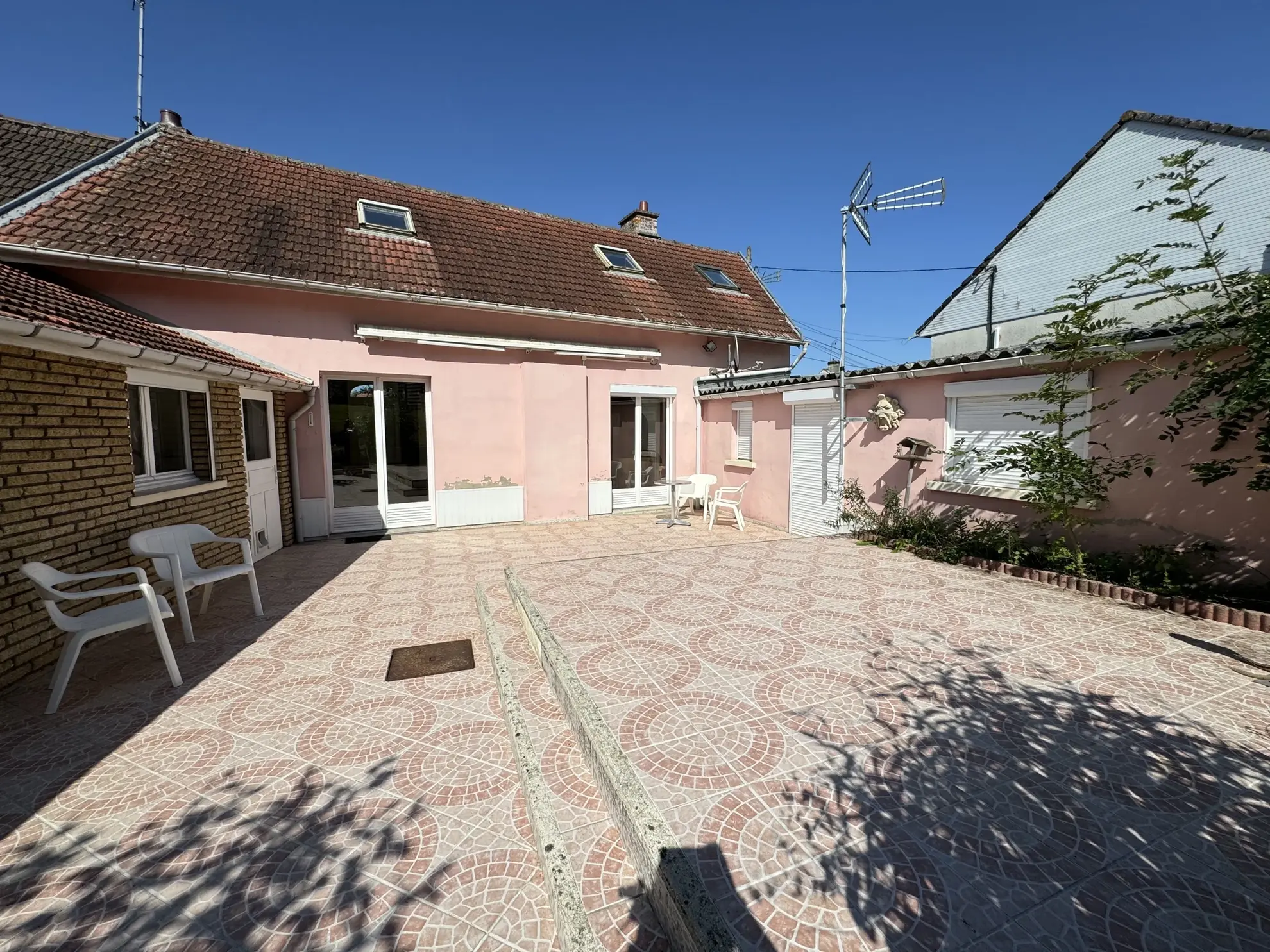 Maison de village à Moreuil avec jardin, dépendances et 3 chambres, proche d'Amiens 