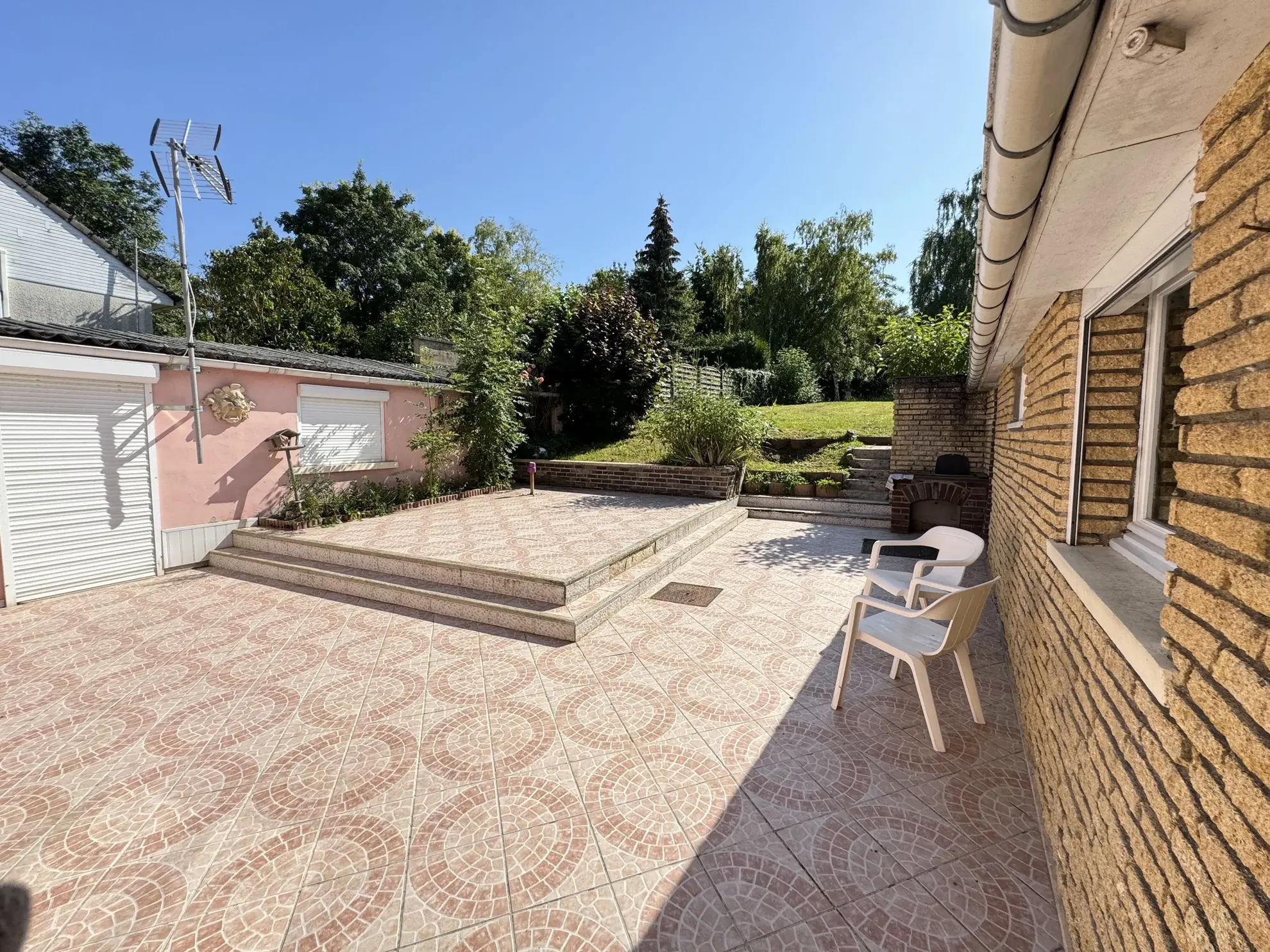 Maison de village à Moreuil avec jardin, dépendances et 3 chambres, proche d'Amiens 