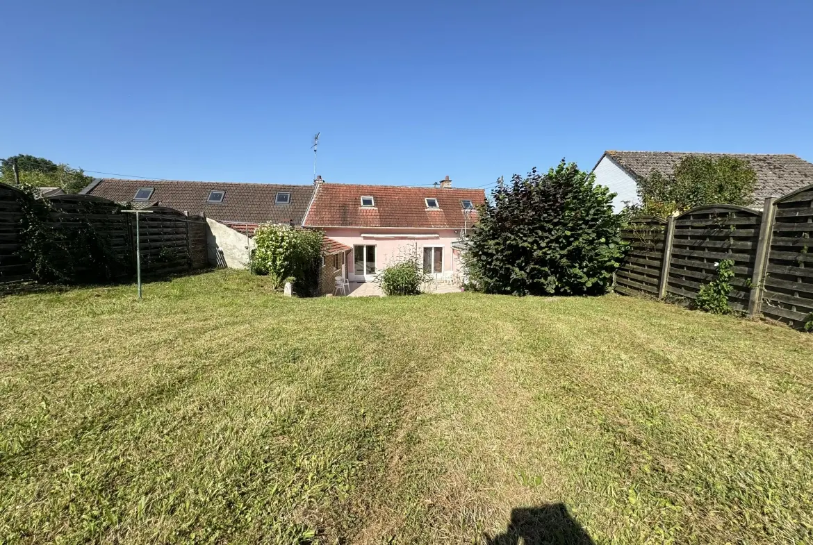 Maison de village à Moreuil avec jardin, dépendances et 3 chambres, proche d'Amiens 