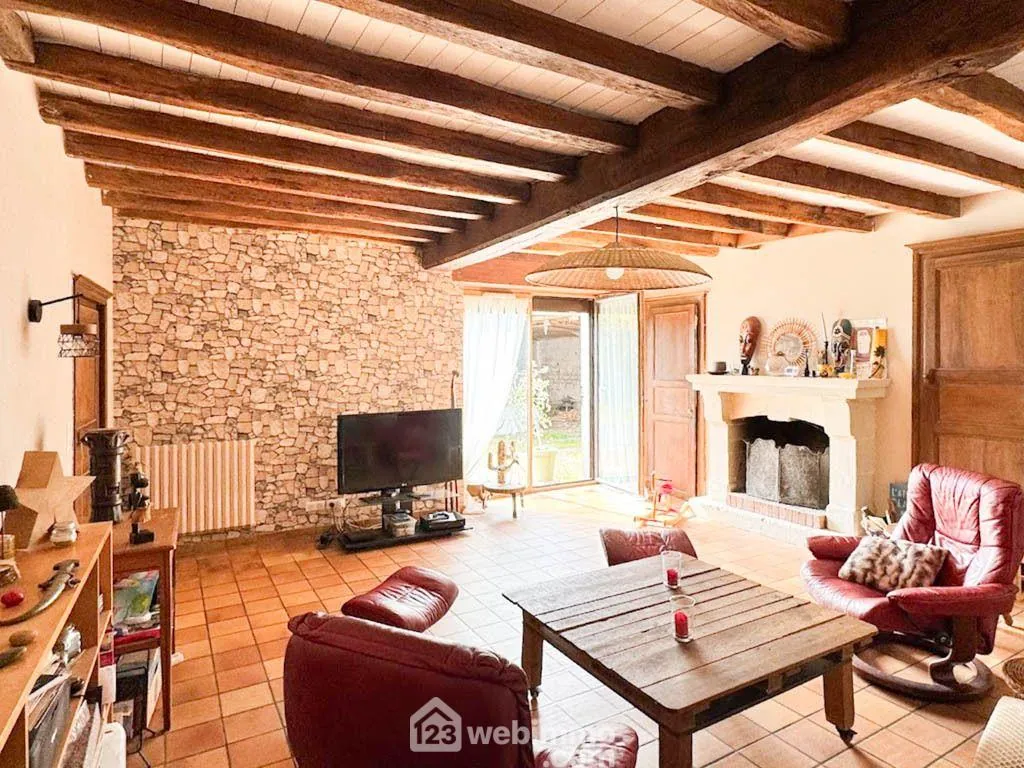Maison de maître à Saint Maurice Étusson - 220 m² avec jardin et dépendances 