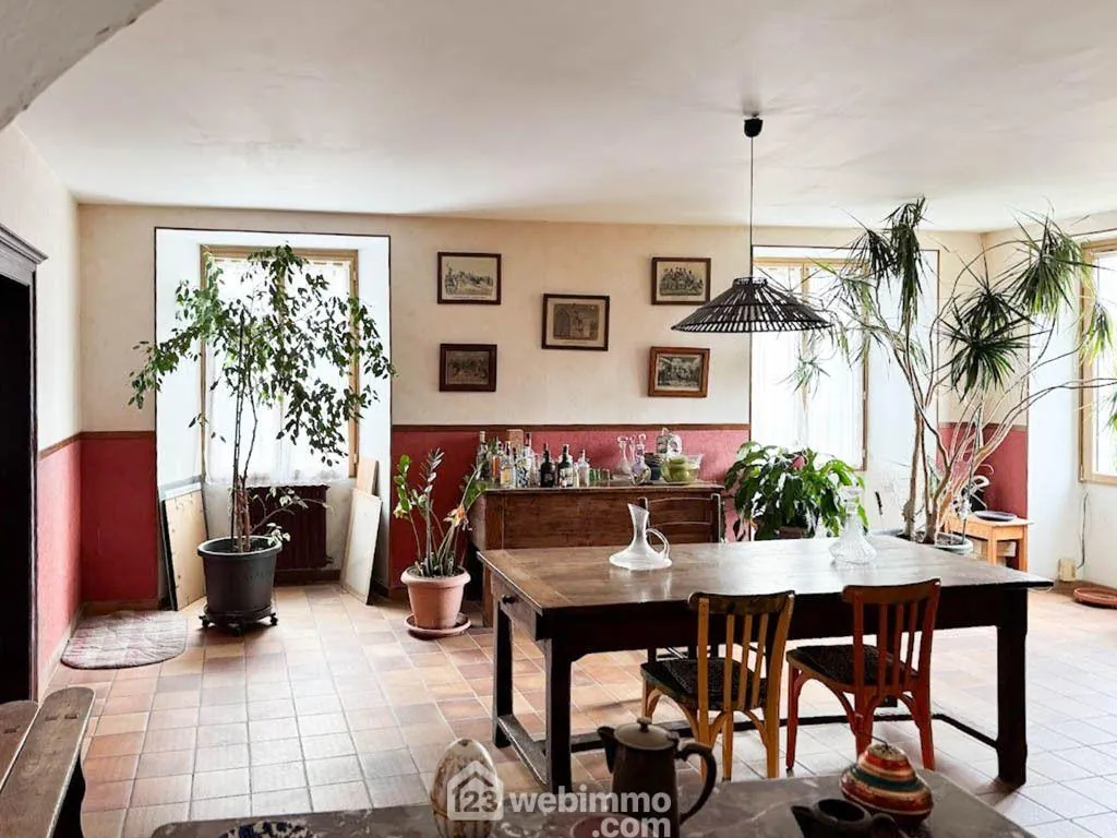 Maison de maître à Saint Maurice Étusson - 220 m² avec jardin et dépendances 