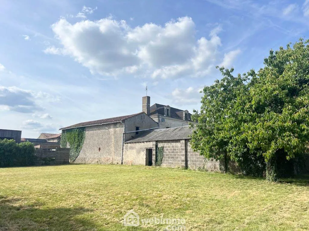 Maison de maître à Saint Maurice Étusson - 220 m² avec jardin et dépendances 