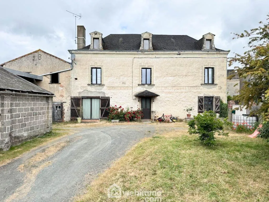 Maison de maître à Saint Maurice Étusson - 220 m² avec jardin et dépendances 
