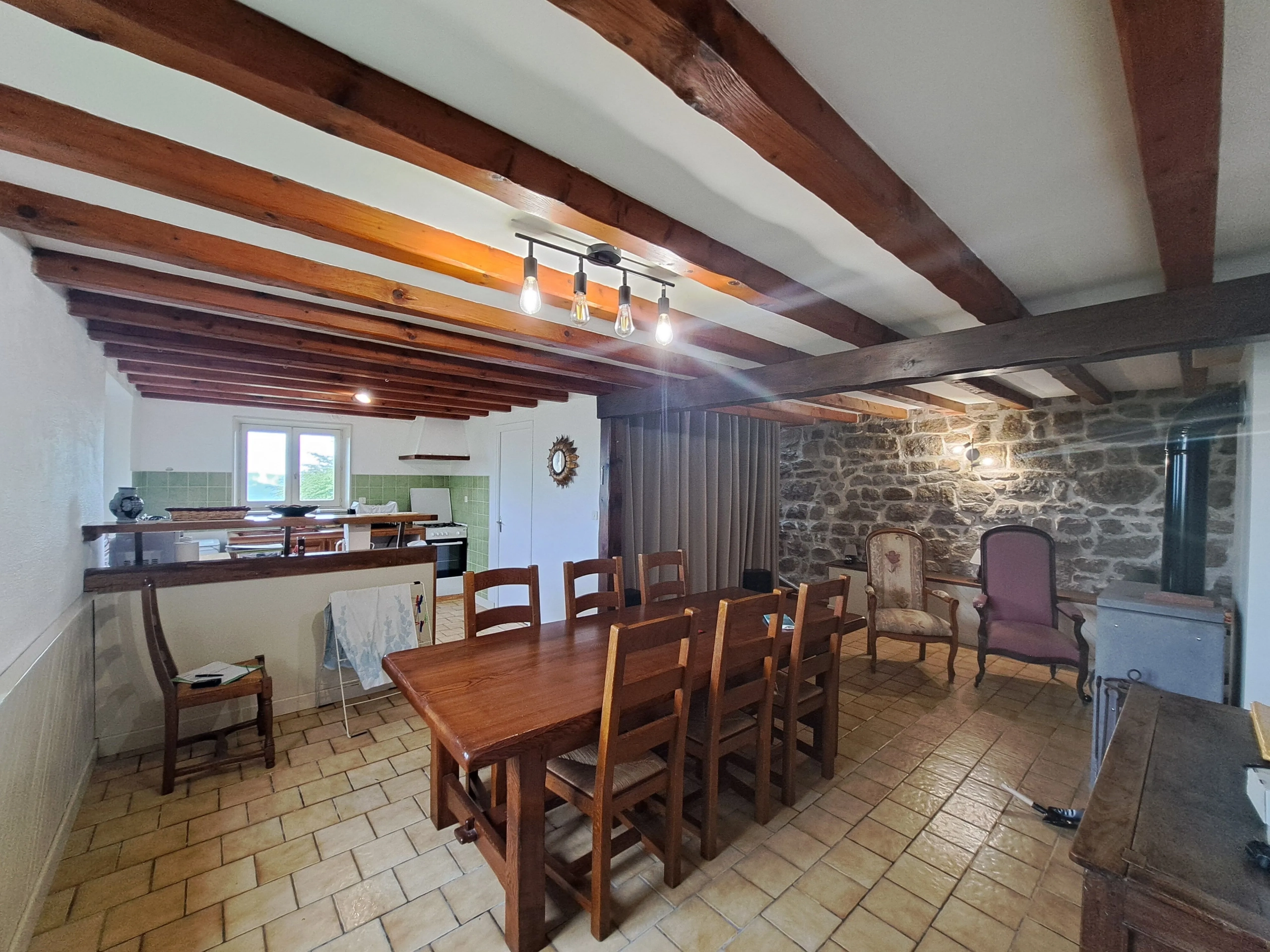 Maison en pierre avec vue panoramique sur le Forez – 4494 m² de terrain à Ambert 