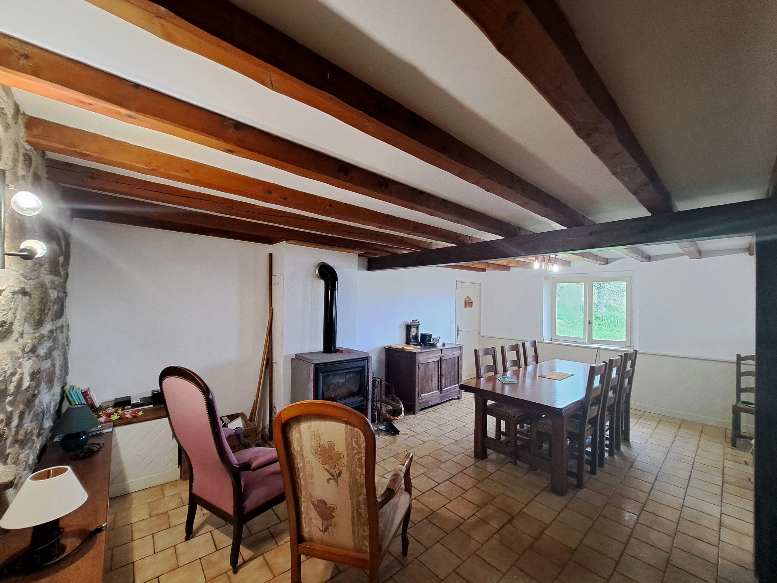 Maison en pierre avec vue panoramique sur le Forez – 4494 m² de terrain à Ambert 