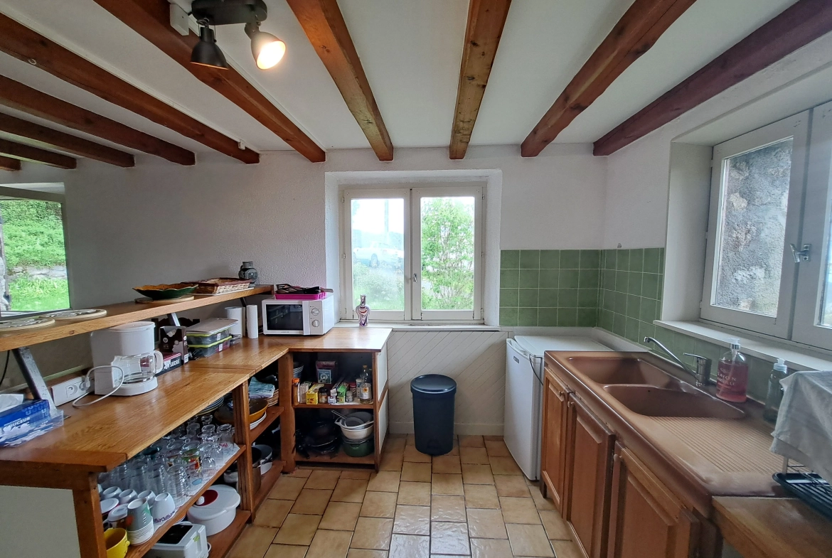 Maison en pierre avec vue panoramique sur le Forez – 4494 m² de terrain à Ambert 