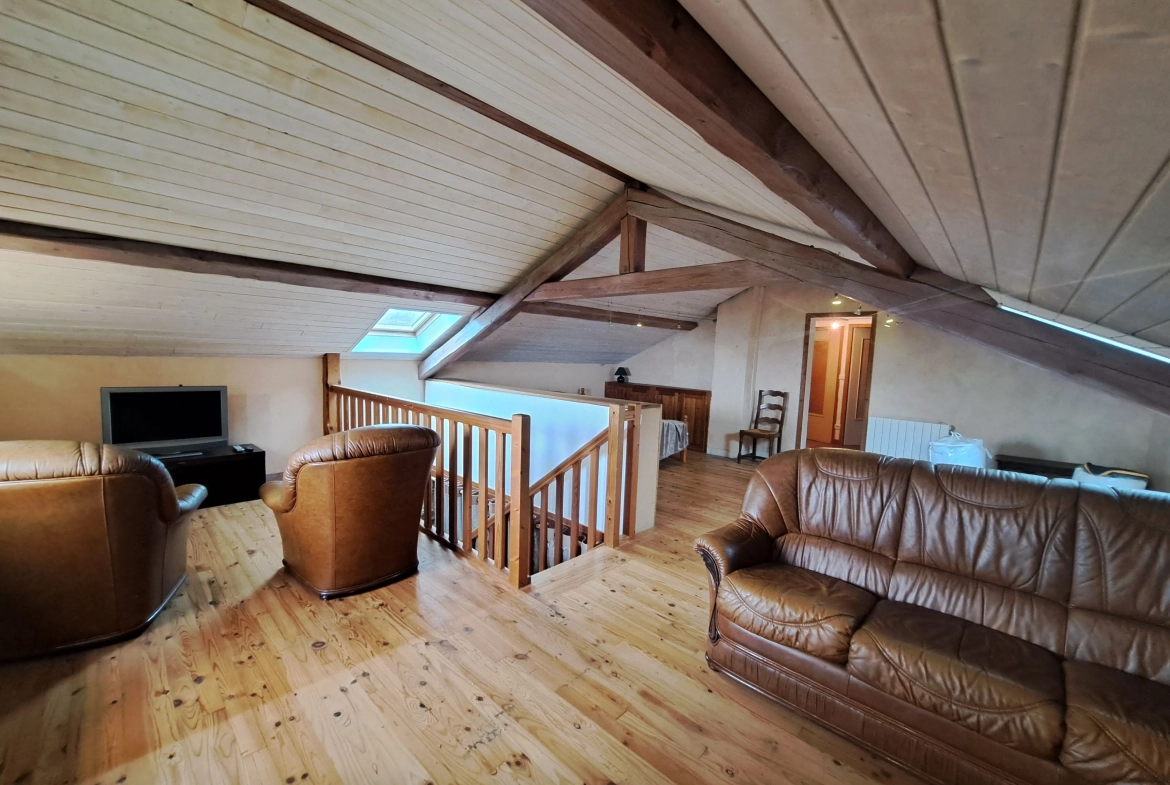 Maison en pierre avec vue panoramique sur le Forez – 4494 m² de terrain à Ambert 