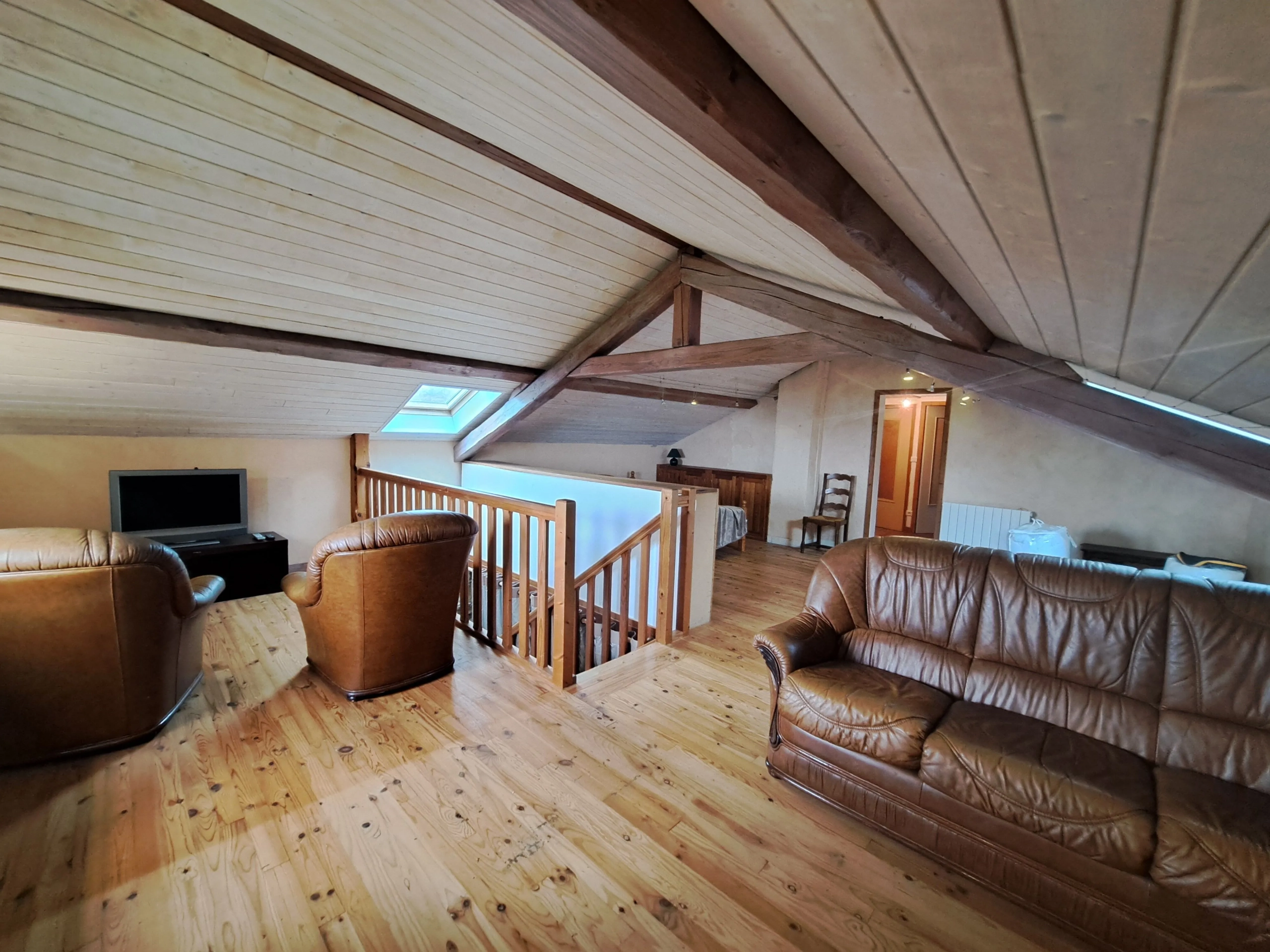 Maison en pierre avec vue panoramique sur le Forez – 4494 m² de terrain à Ambert 
