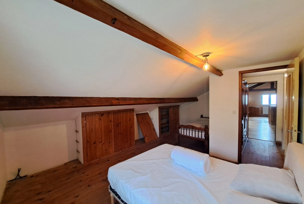 Maison en pierre avec vue panoramique sur le Forez – 4494 m² de terrain à Ambert 