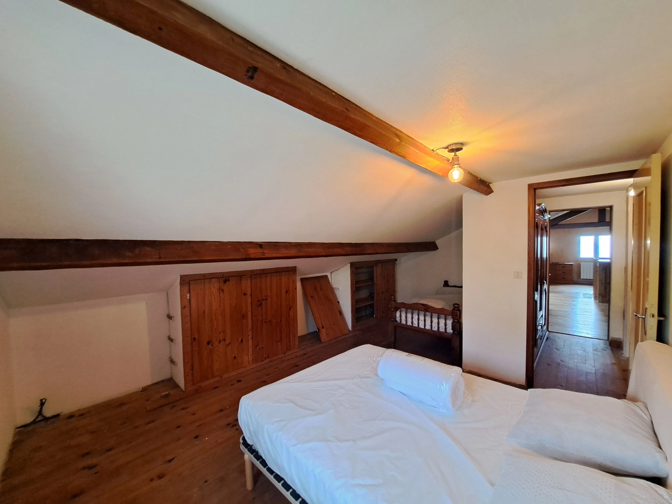 Maison en pierre avec vue panoramique sur le Forez – 4494 m² de terrain à Ambert 