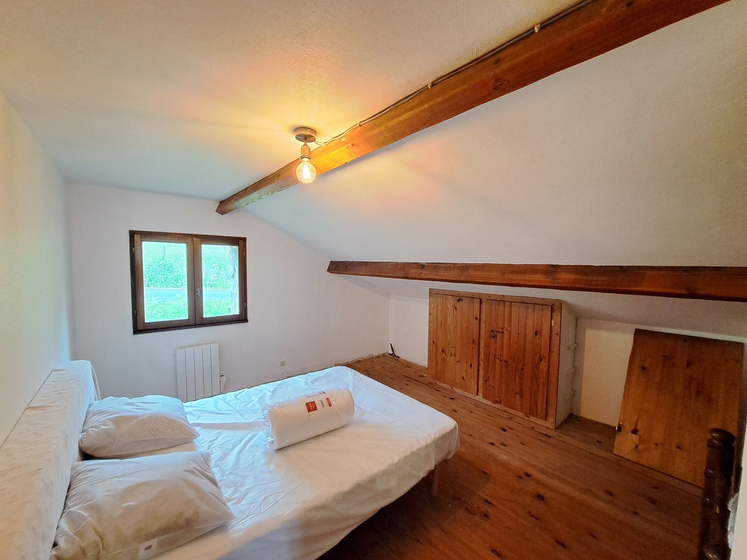 Maison en pierre avec vue panoramique sur le Forez – 4494 m² de terrain à Ambert 
