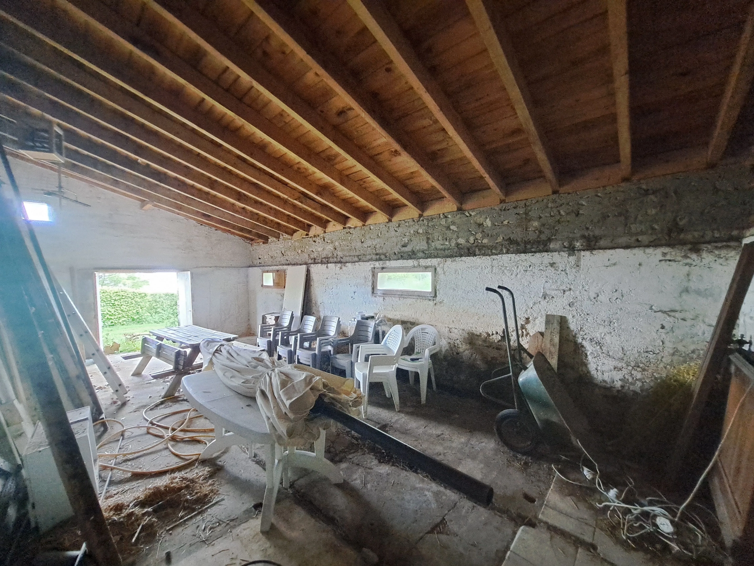 Maison en pierre avec vue panoramique sur le Forez – 4494 m² de terrain à Ambert 