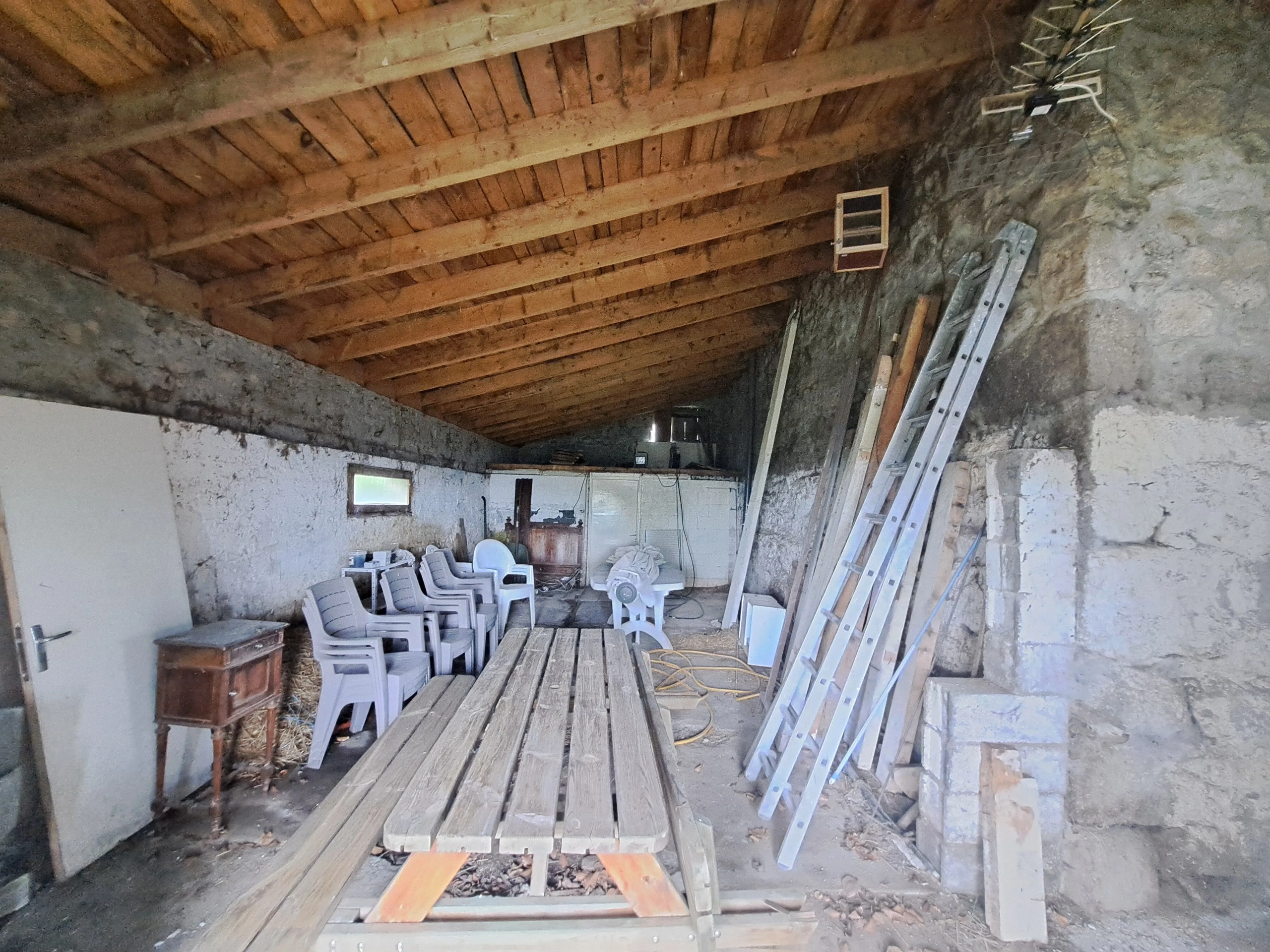 Maison en pierre avec vue panoramique sur le Forez – 4494 m² de terrain à Ambert 