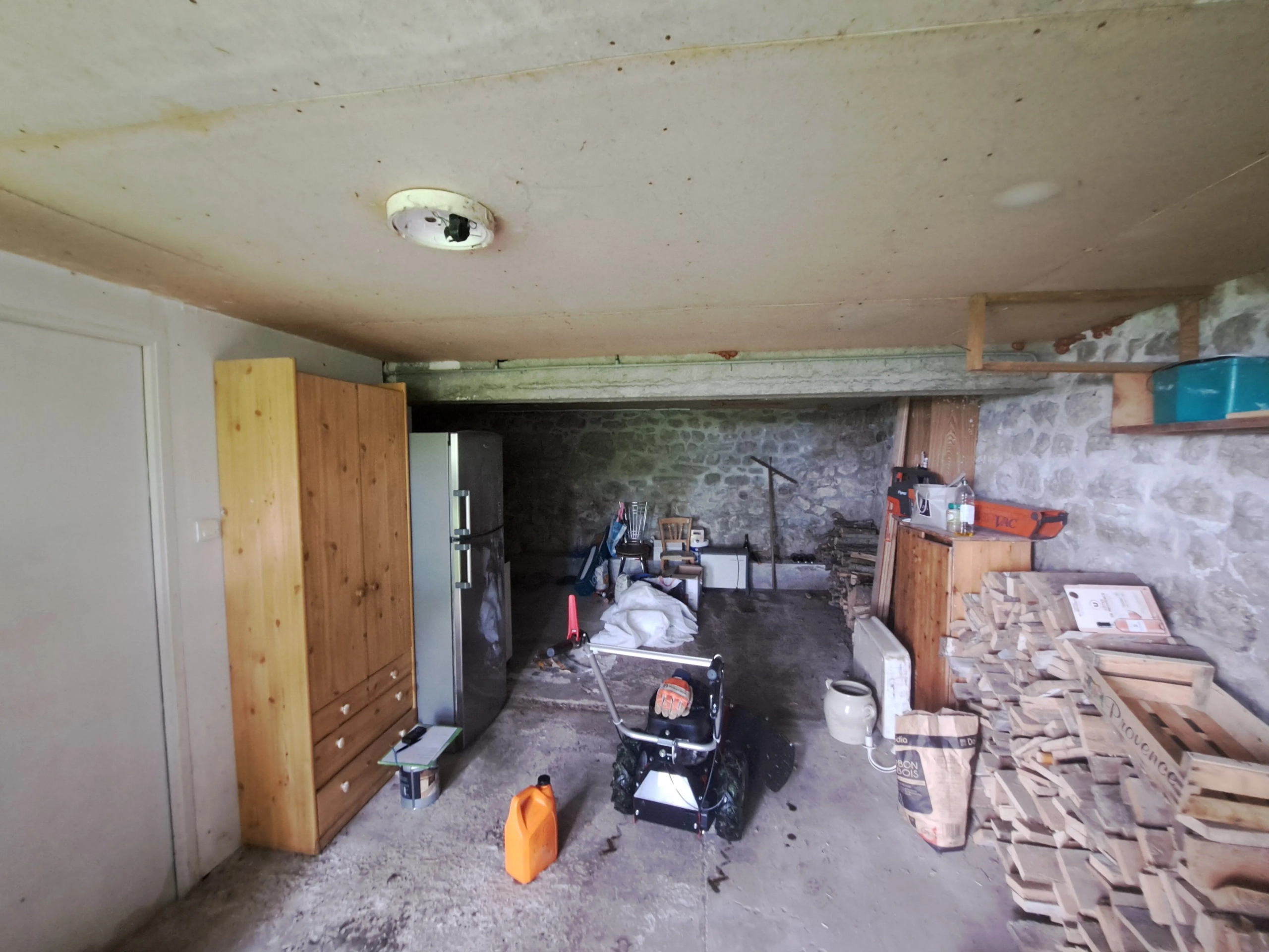Maison en pierre avec vue panoramique sur le Forez – 4494 m² de terrain à Ambert 