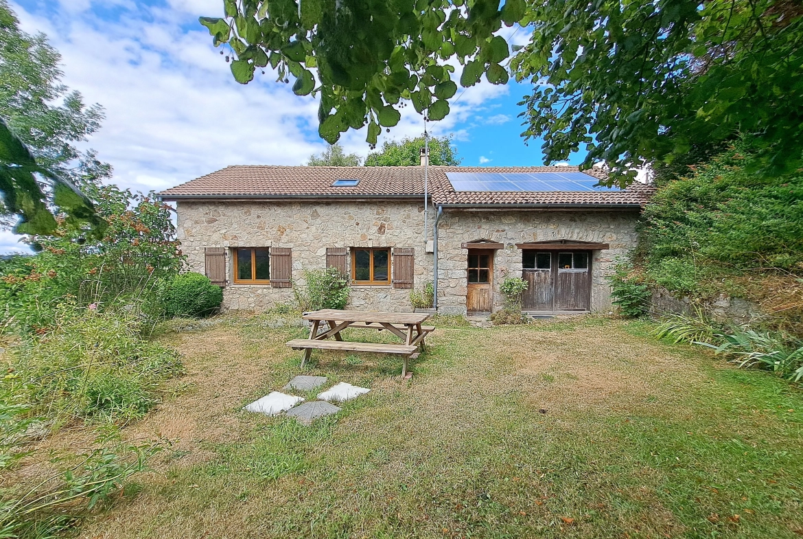 Maison en pierre avec vue panoramique sur le Forez – 4494 m² de terrain à Ambert 