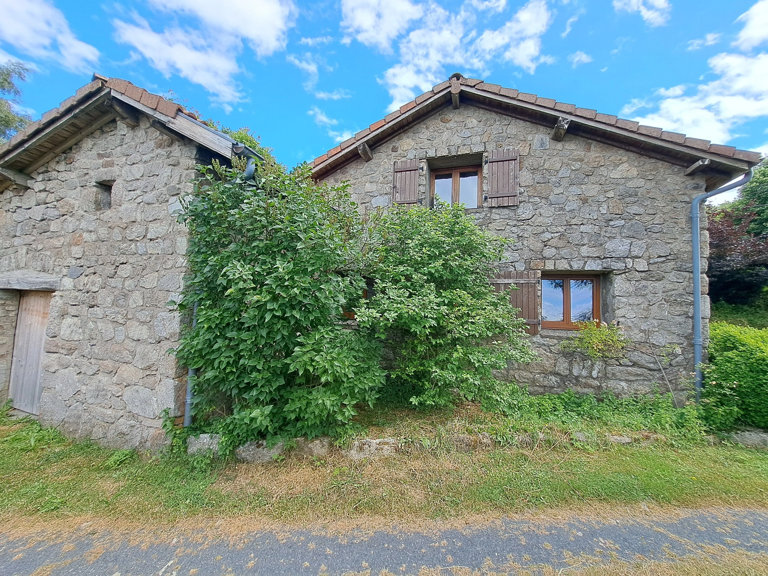 Maison en pierre avec vue panoramique sur le Forez – 4494 m² de terrain à Ambert 